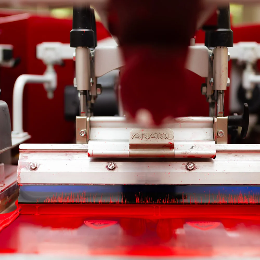 Mașină serigrafie Anatol în timpul imprimării pe material