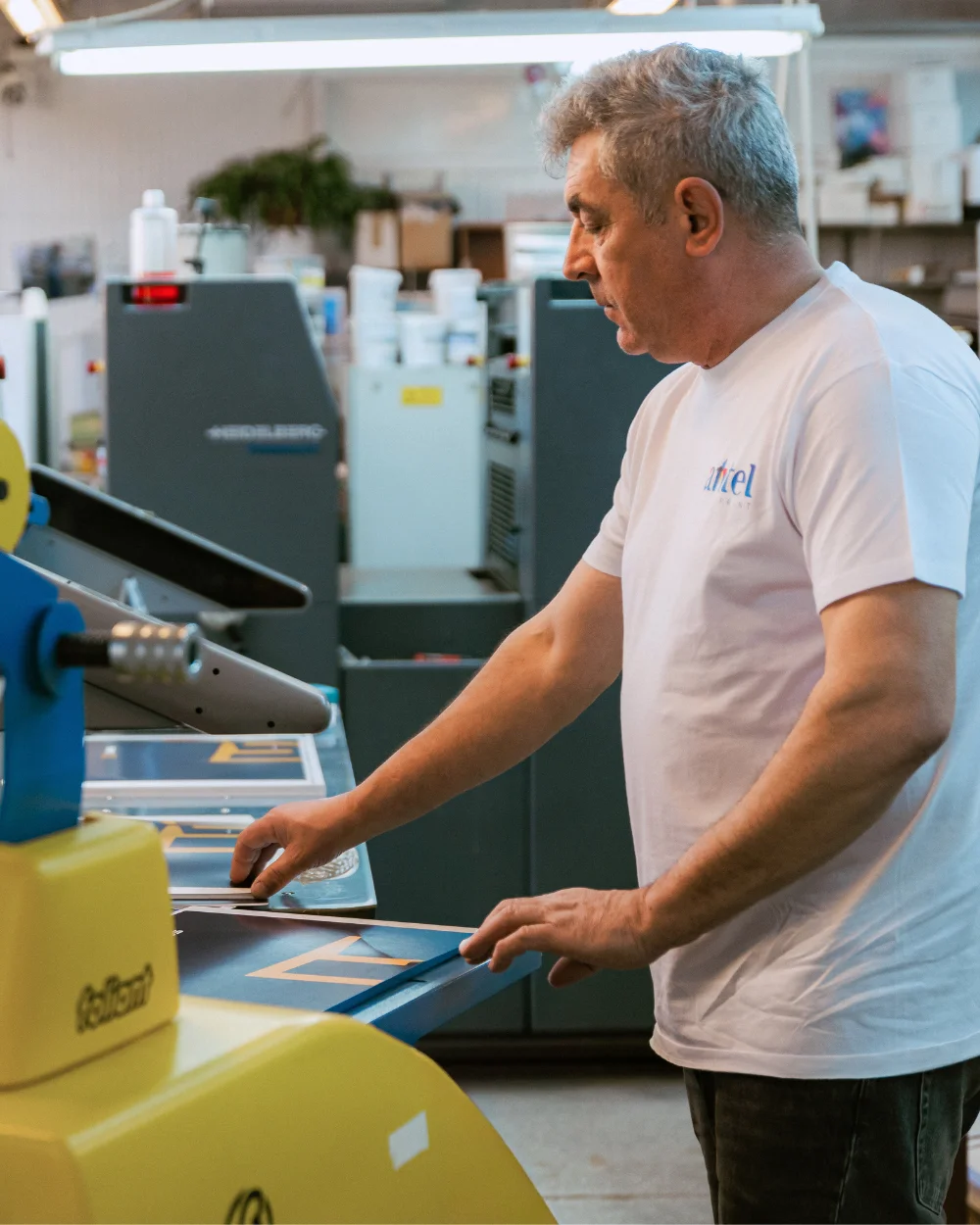 Operator Antel Print alimentând mașina de tipărit offset - Antel Print