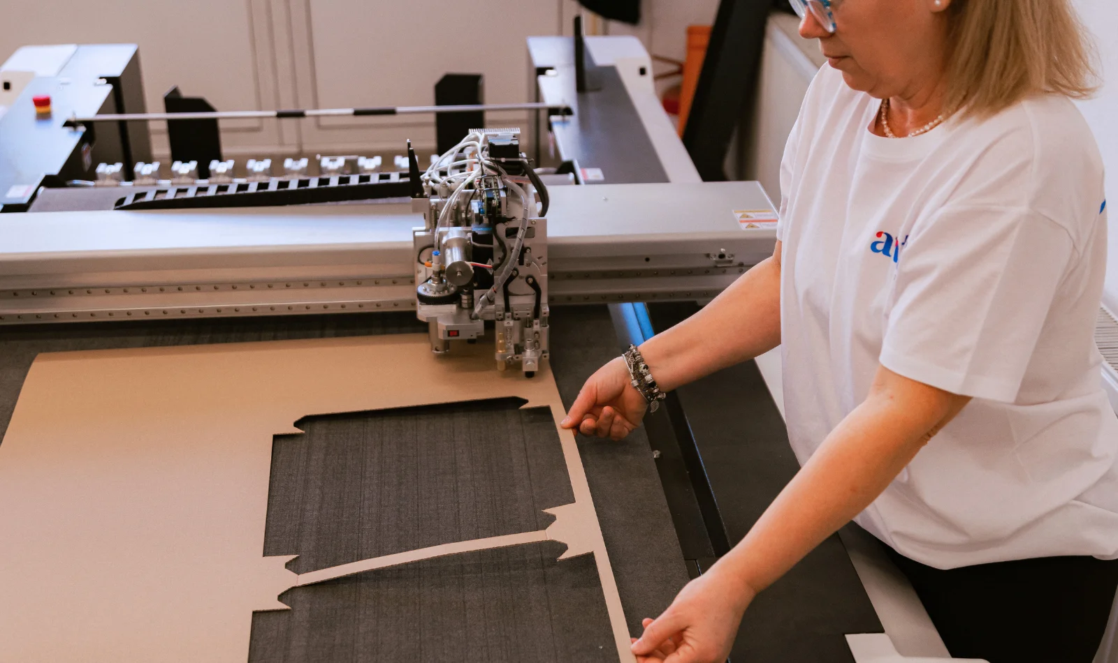 Operator Antel Print la mașina de tăiat materiale CNC - Antel Print