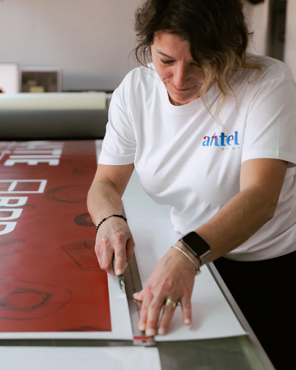 Operator Antel Print tăind manual material tipărit roșu - Antel Print