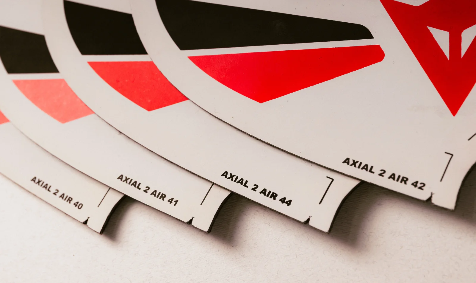 Șabloane serigrafie Dainese Axial 2 Air, fond alb cu roșu și negru - Antel Print